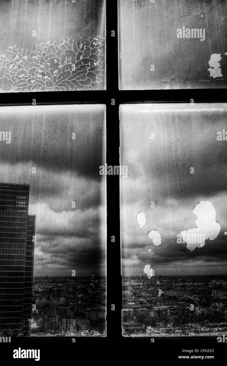 Panorama von Mailand (Italien) von einem verlassenen Wolkenkratzer-Fenster aus gesehen Stockfoto