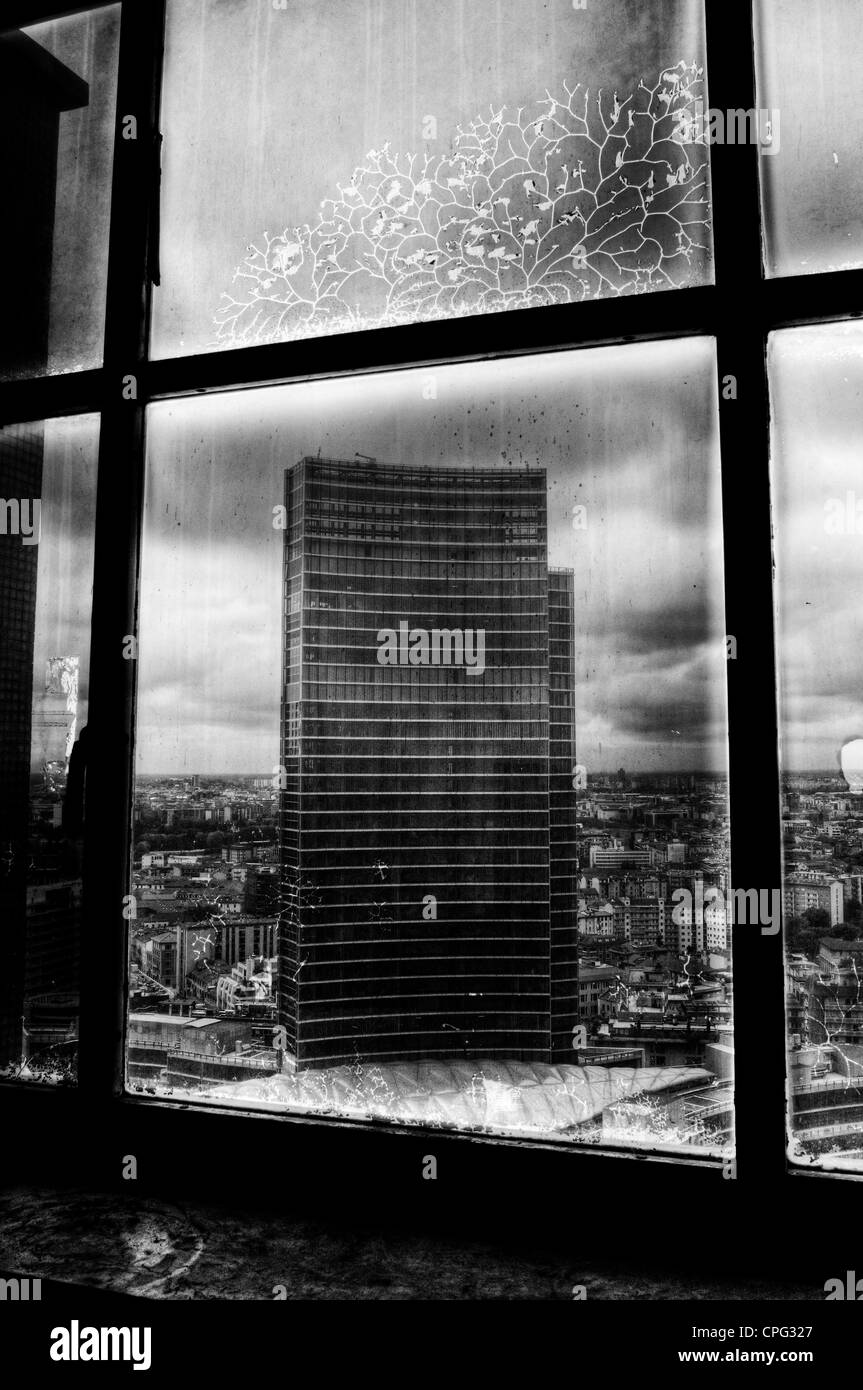 Panorama von Mailand (Italien) von einem verlassenen Wolkenkratzer-Fenster aus gesehen Stockfoto
