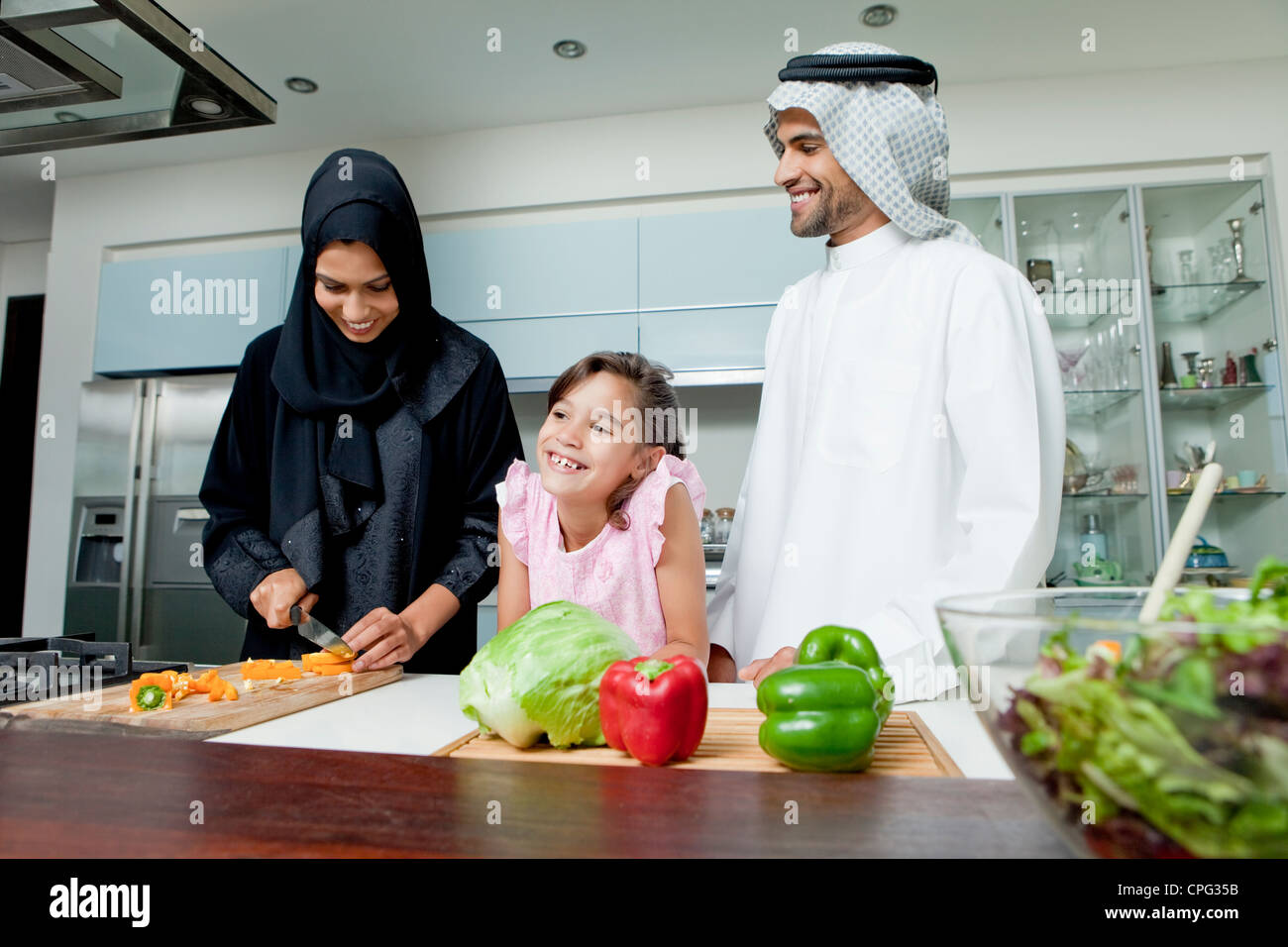 Arabische Familie zusammen in der Küche zu kochen. Stockfoto