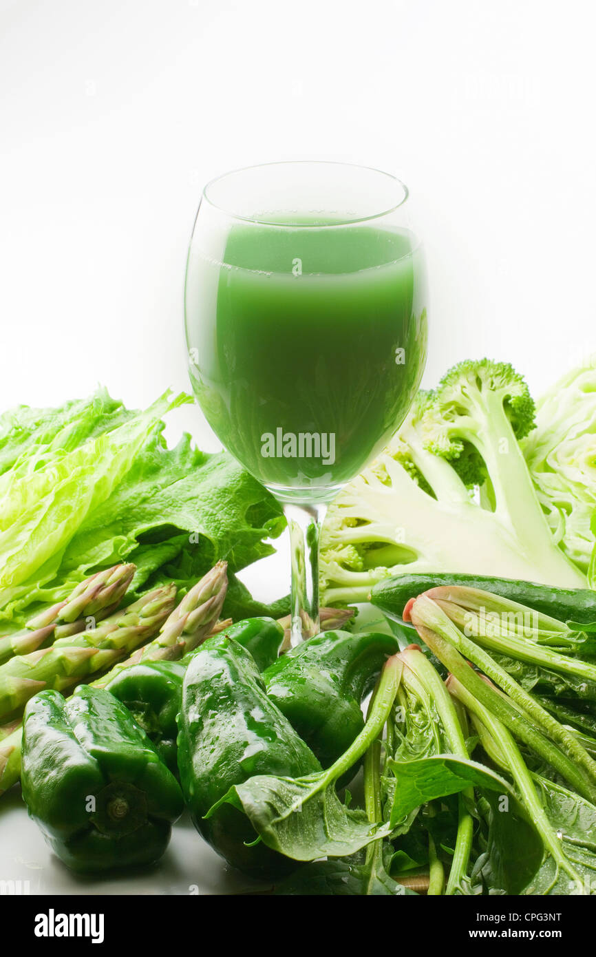 Glas Gemüse Saft und Gemüse Stockfoto