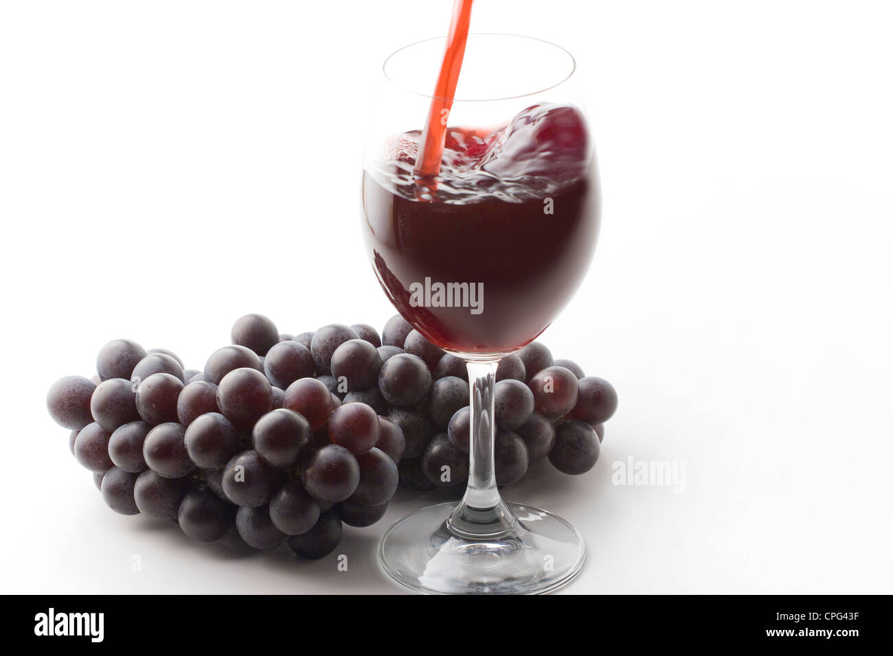 Trauben Saft Trinkglas neben Trauben ausfüllen Stockfoto