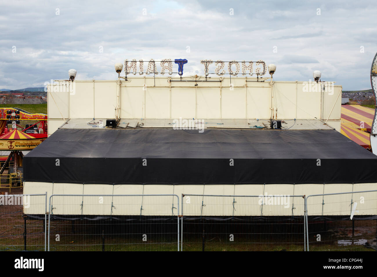 Ghost Train Kirmes fahren von hinten gesehen Stockfoto