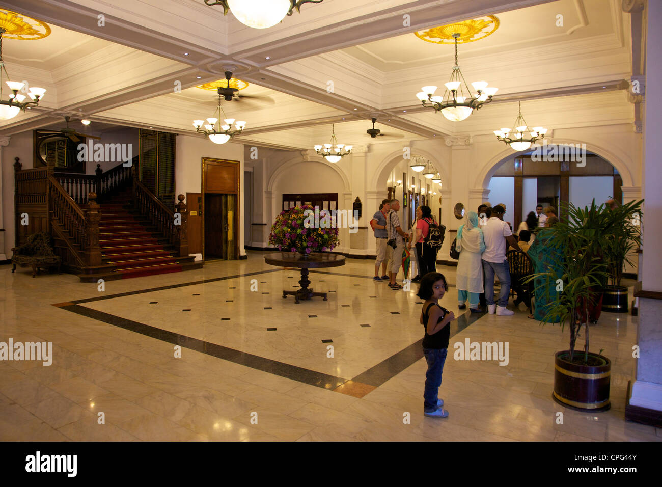 Besucher am Empfang, Queens Hotel, Kandy, Sri Lanka, Asien Stockfoto