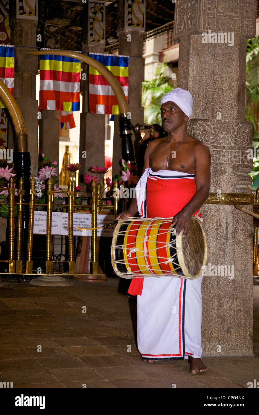 Schlagzeuger im Inneren des Zahnes Heiligtum, Tempel der Zahnreliquie oder Sri Dalada Maligawa, Kandy Sri Lanka Stockfoto