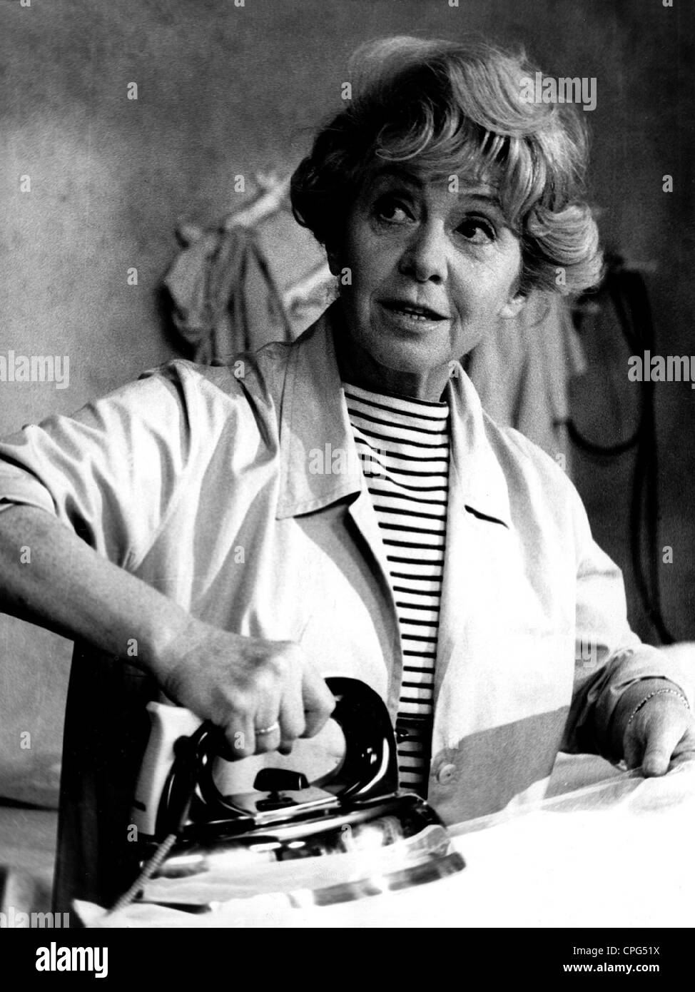 Meysel, Inge, 30.5.1910 - 10.7.2004, deutsche Schauspielerin, halbe Länge, in der Fernsehserie "Getrud Stranitzki", 1966, Stockfoto