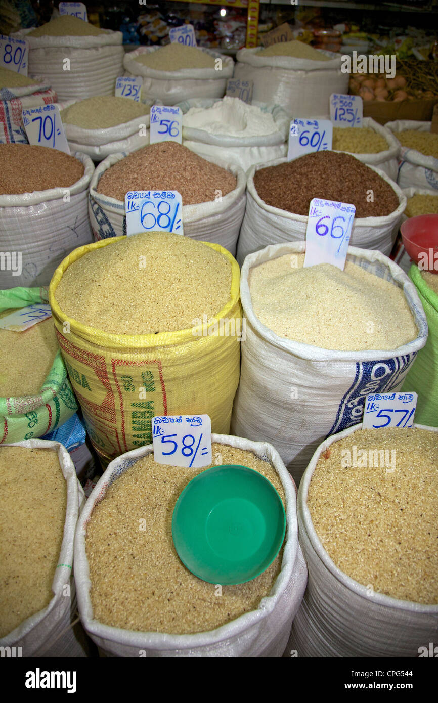 Reissorten für Verkauf bei Kandy Markt, Sri Lanka, Asien Stockfoto
