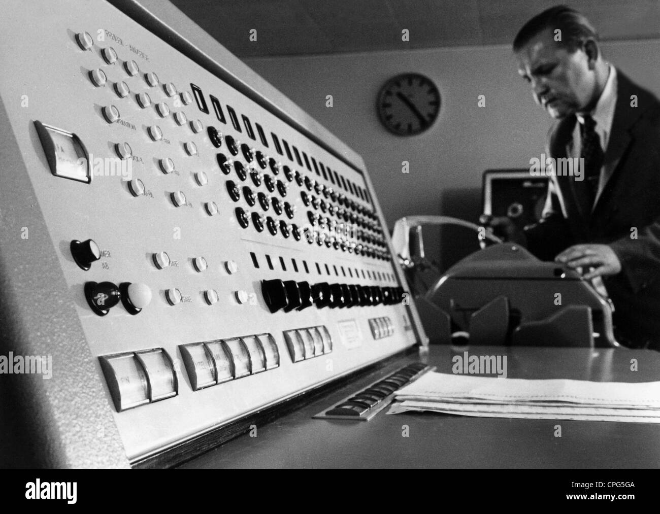Technik, Elektronik, Computer, Tastatur eines Siemens-Elektronikcomputers in einem Atomforschungszentrum, Westdeutschland, 1962, Zusatzrechte-Freigaben-nicht vorhanden Stockfoto