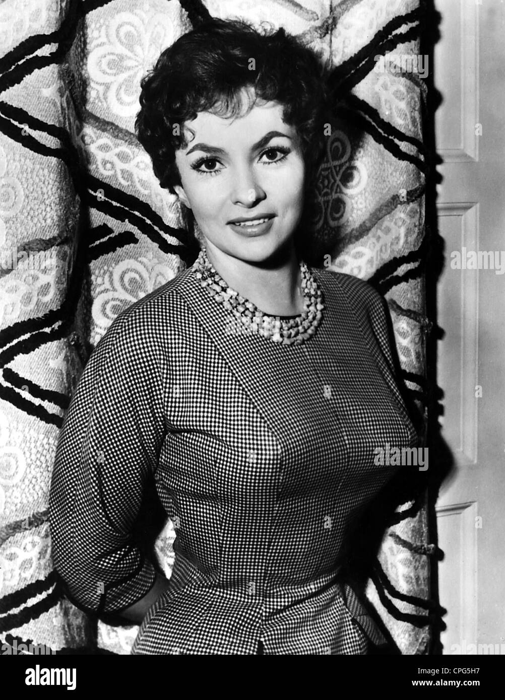 Lollobrigida, Gina, * 4.7.1927, italienische Schauspielerin, halbe Länge, 1950er Jahre, Stockfoto