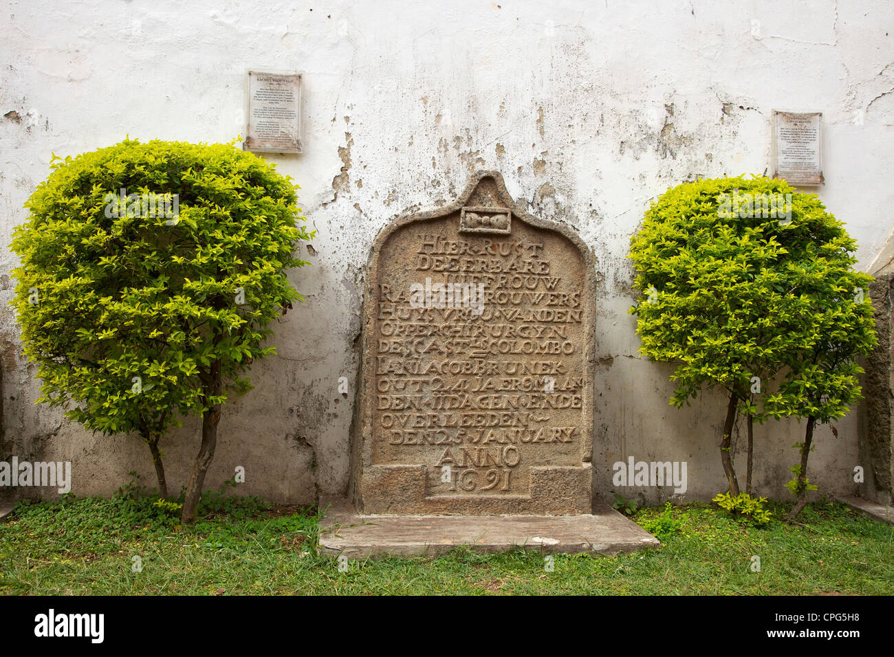 Grabstein außerhalb der Wolfendaal Niederländisch Reformierte Kirche, Colombo, Sri Lanka, Asien Stockfoto