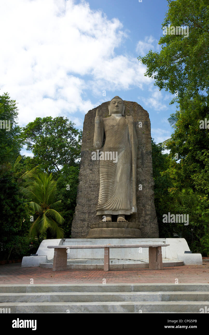 Statue von Buddha vor der Konferenzsaal, Viharamahadevi Park und Victoria Park, Colombo, Sri Lanka, Asien Stockfoto