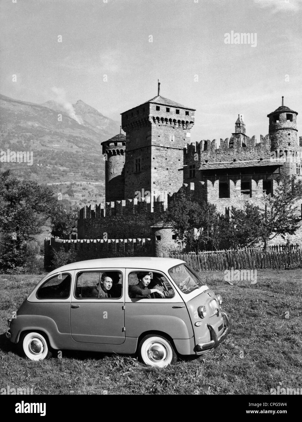 Transport / Transport, Auto, Fahrzeugvarianten, Fiat 600 Multipla, vor einer Burg, 1959, Zusatzrechte-Abfertigung-nicht vorhanden Stockfoto