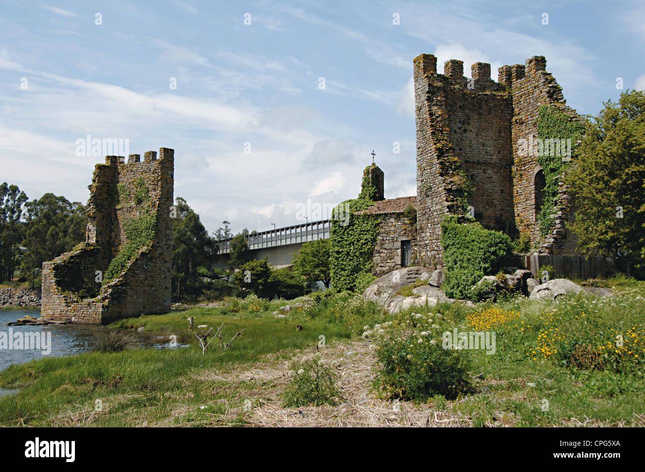 Spanien. Galizien. Catoira. Torres Oeste Burg im 9. Jahrhundert von Alfonso III von Leon die große Festung Verteidigung. Stockfoto