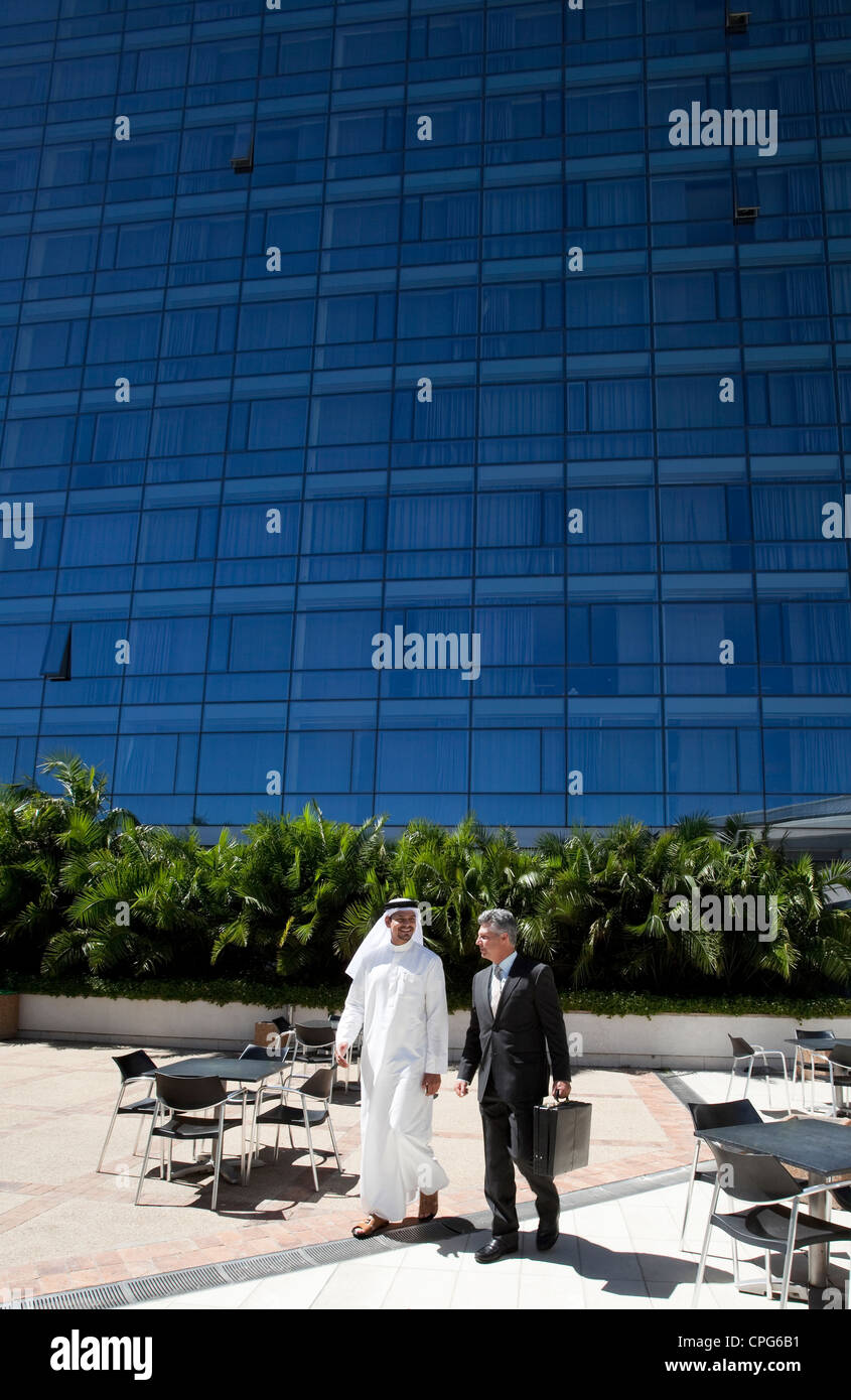 Arabische Geschäftsmann und westliche Geschäftsmann zu Fuß vor der Bürogebäude. Stockfoto