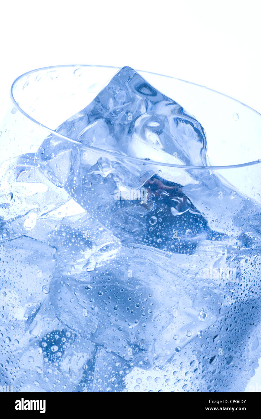 Eiswürfel im Glas, Nahaufnahme Stockfoto
