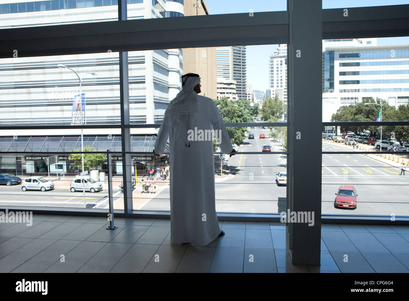 Arabische Geschäftsmann aus Fenster zu schauen. Stockfoto