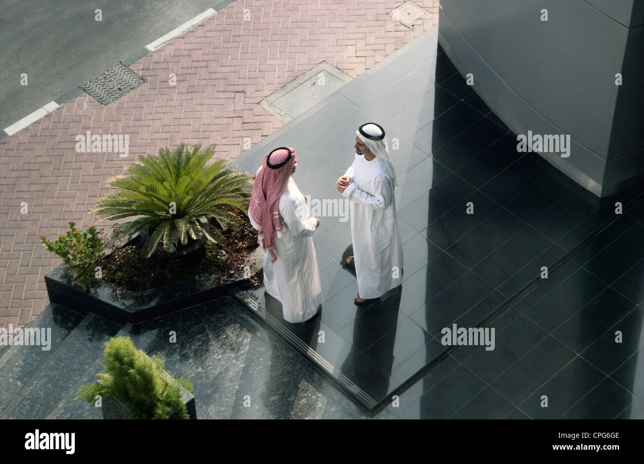 Zwei arabische Menschen auf ihr Gespräch außerhalb des Gebäudes beschäftigt. Stockfoto