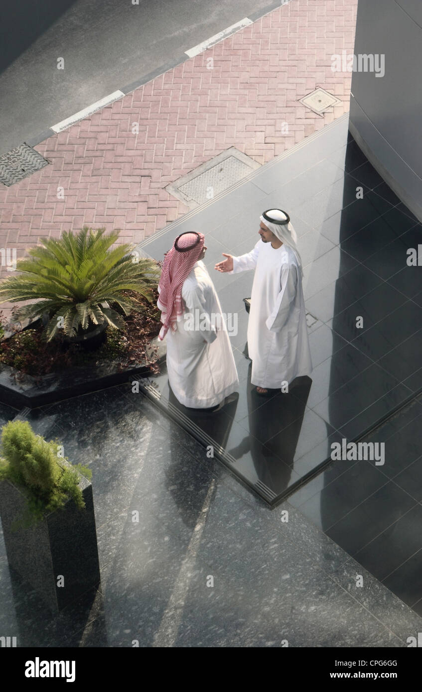 Zwei arabische Menschen auf ihr Gespräch außerhalb des Gebäudes beschäftigt. Stockfoto