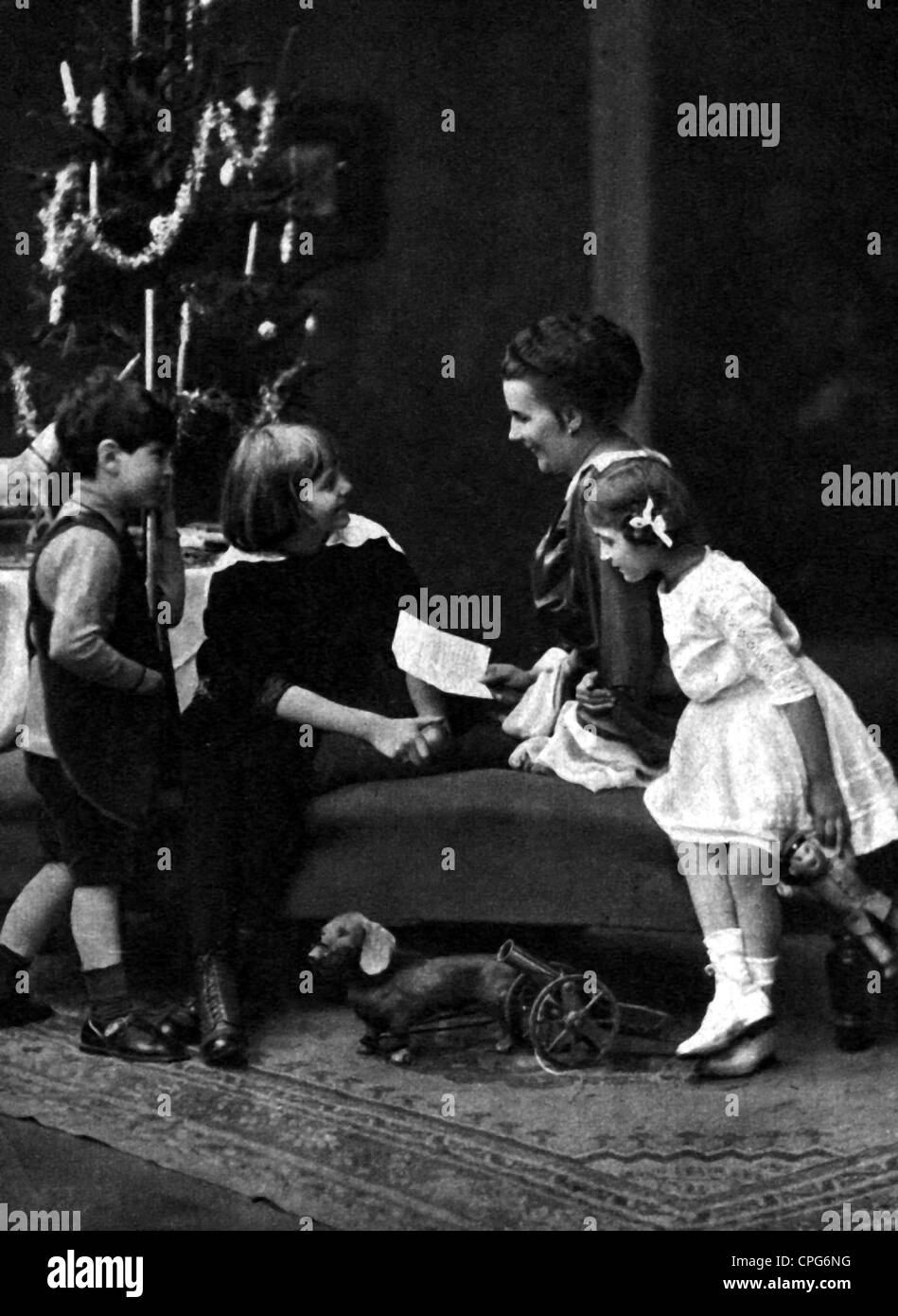 Weihnachten, Mutter mit Kindern, die neben dem Weihnachtsbaum sitzen und einen Brief lesen, während des Ersten Weltkrieges, 1917, Zusatzrechte-Clearences-nicht vorhanden Stockfoto