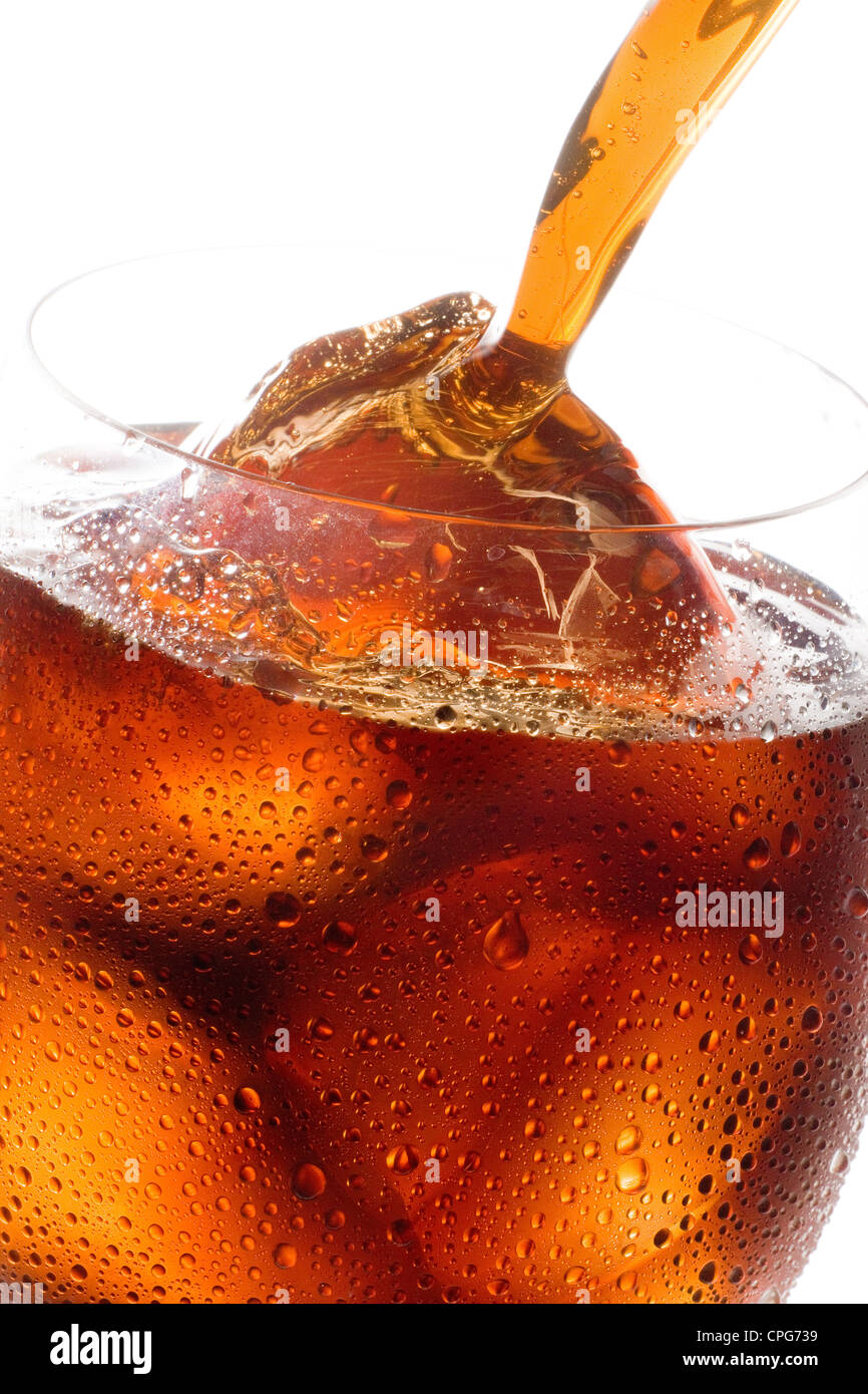 Trinken in Glas gießen Stockfoto