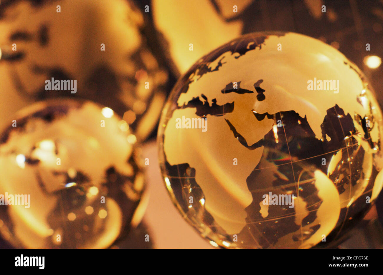 Vier Weltkugeln (Schwerpunkt Globus im Vordergrund) Stockfoto