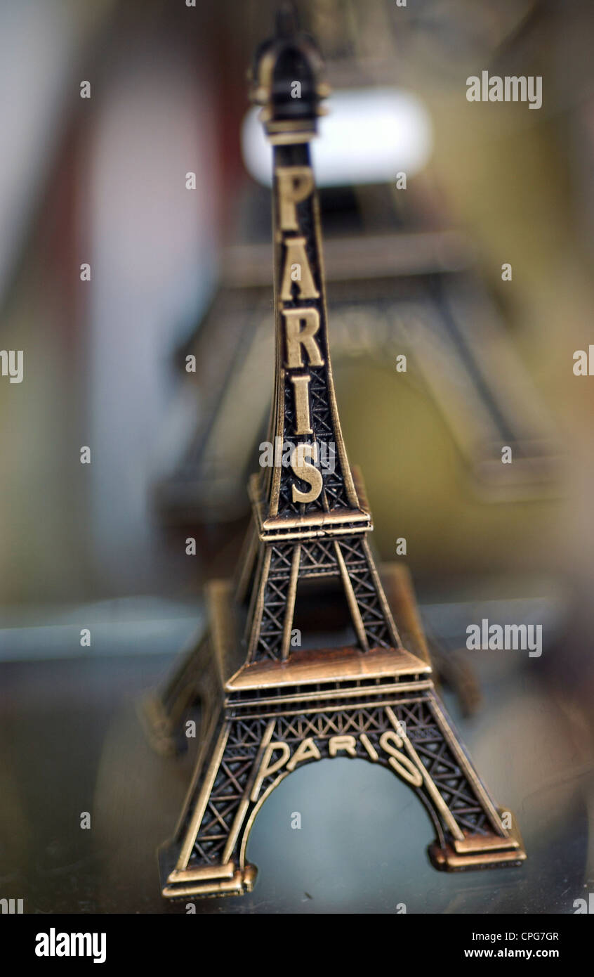 Souvenir aus Paris. Eine Miniatur des Eiffelturms in einem Geschäft in der Nähe des Eiffelturms Stockfoto
