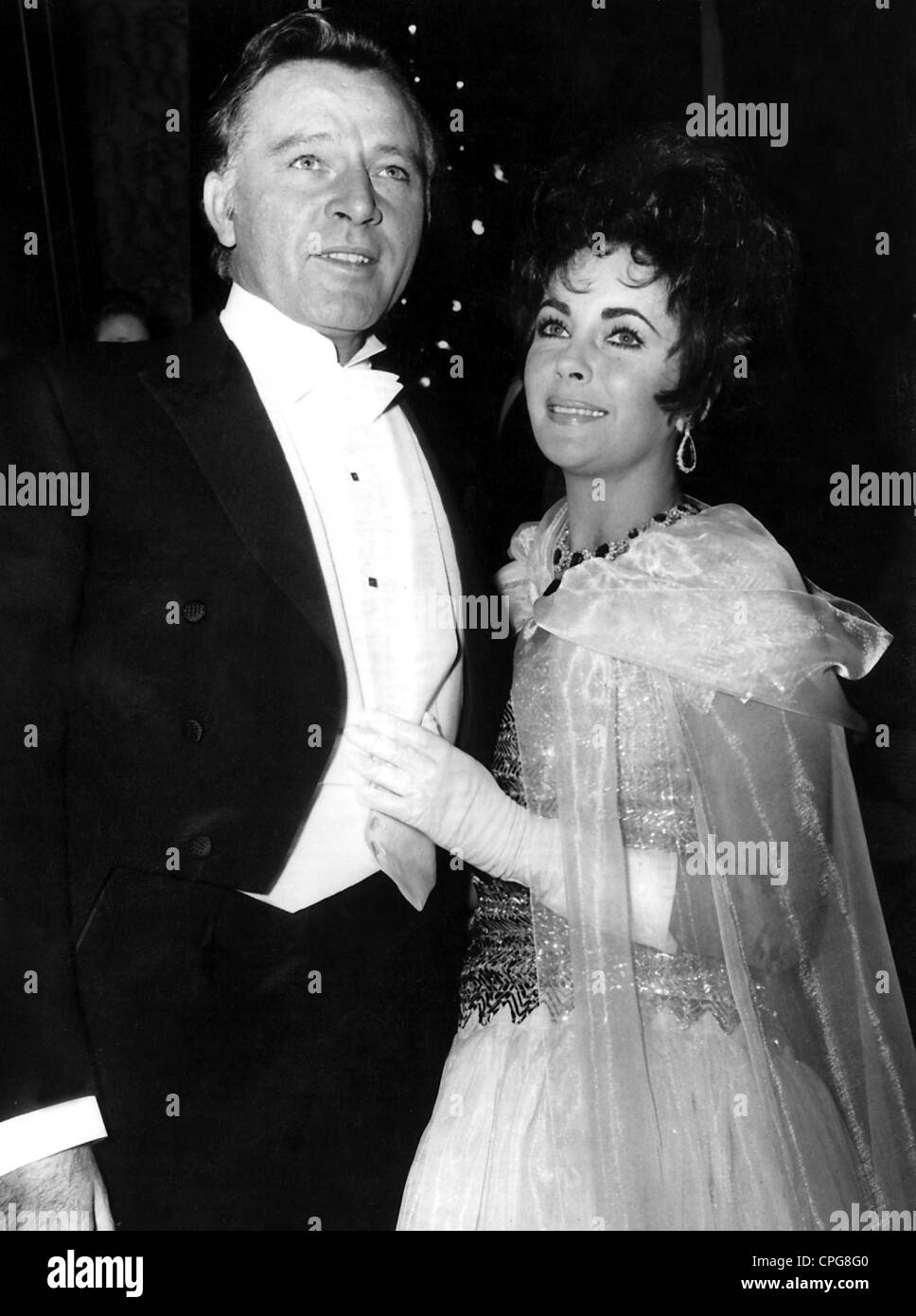Burton, Richard, 10.11.1925 - 5.8.1984, britischer Schauspieler, halbe Länge, mit Liz Taylor, während der Debüt-Aufführung von "The Taming of the Shrow", 1967, Abendkleid, Rauchen, weiblich, Frau, Stockfoto