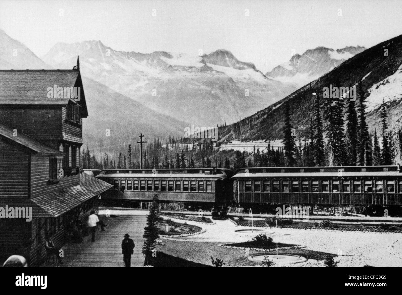 Geographie / Reisen, Kanada, Transport / Transport, Canadian Pacific Railway, Glacier House und Rogers Pass, Selkirks, Eisenbahn neben Hotel, Hotel erbaut: 1886, Berglandschaft, um 1930, 1930er, 30er, 20th century, historisch, Hotel, Hotels, Rocky Mountains, Personenzug, Eisenbahn, Eisenbahn, Eisenbahnen, Berg, Berge, Landschaft, Landschaften, 1920er Jahre, Menschen, Zusatzrechte-Clearences-nicht vorhanden Stockfoto