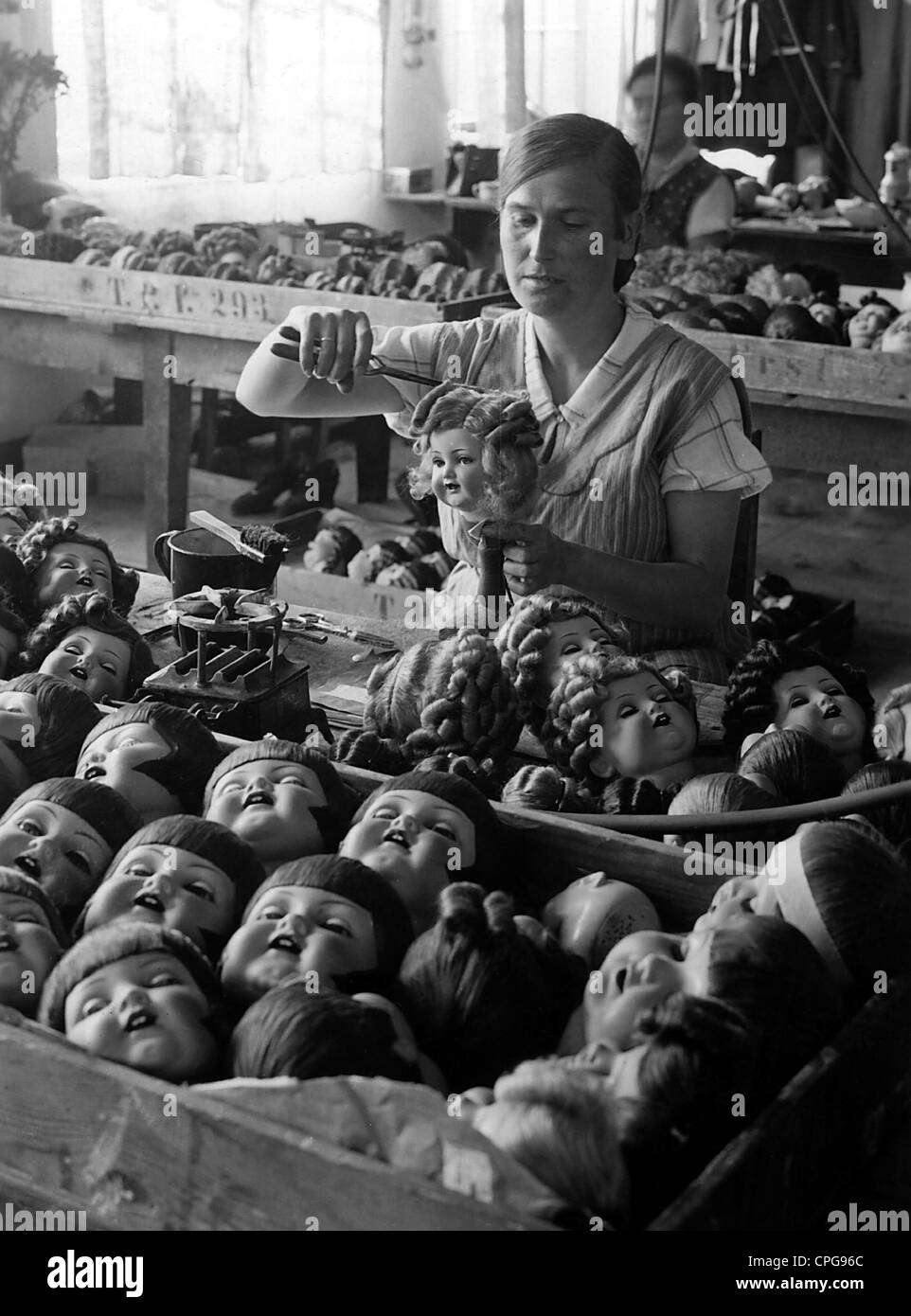 Industrie, Spielzeug, Herstellung von Puppen, Montage, Westdeutschland, 1949, , zusätzliche-Rechte-Clearences-nicht verfügbar Stockfoto