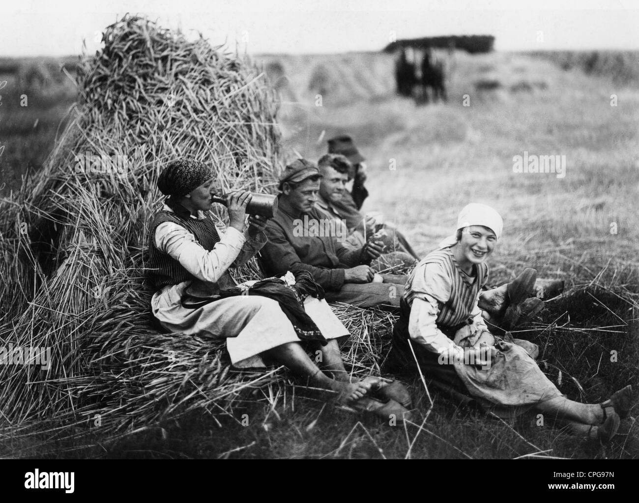 Landwirtschaft, Landarbeit, Ernte, Arbeiter und Arbeiter während der Mittagspause auf dem Feld, 1930, Zusatzrechte-Clearences-nicht vorhanden Stockfoto