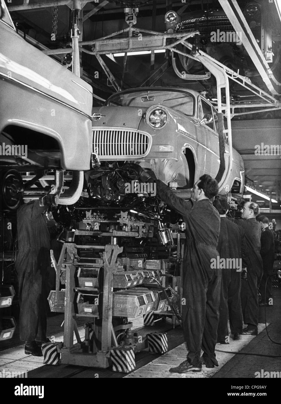 Industrie, Automobilindustrie, Produktionslinie in Opel-Fabrik, Deutschland, 1950er, 50er, 20. Jahrhundert, historisch, historisch, Arbeiter, Arbeiter, Arbeiter, Arbeiter, Arbeiter, Arbeiter, Arbeiter, Arbeiter, Arbeiter, Arbeiter, Arbeiter, Gesamt, Overalls, Fertigung, Produktion, auftragsorientierte Produktion, Losproduktion, Mechaniker, Mechaniker, Mechaniker, Mechaniker, Wirtschaft, wirtschaftliche Erholung, Vollbeschäftigung, Vollzeitbeschäftigung, Opelaner, Wirtschaftswunder, Fabrikgebäude, Fließband, Produktionslinien, Männer-Linien Stockfoto