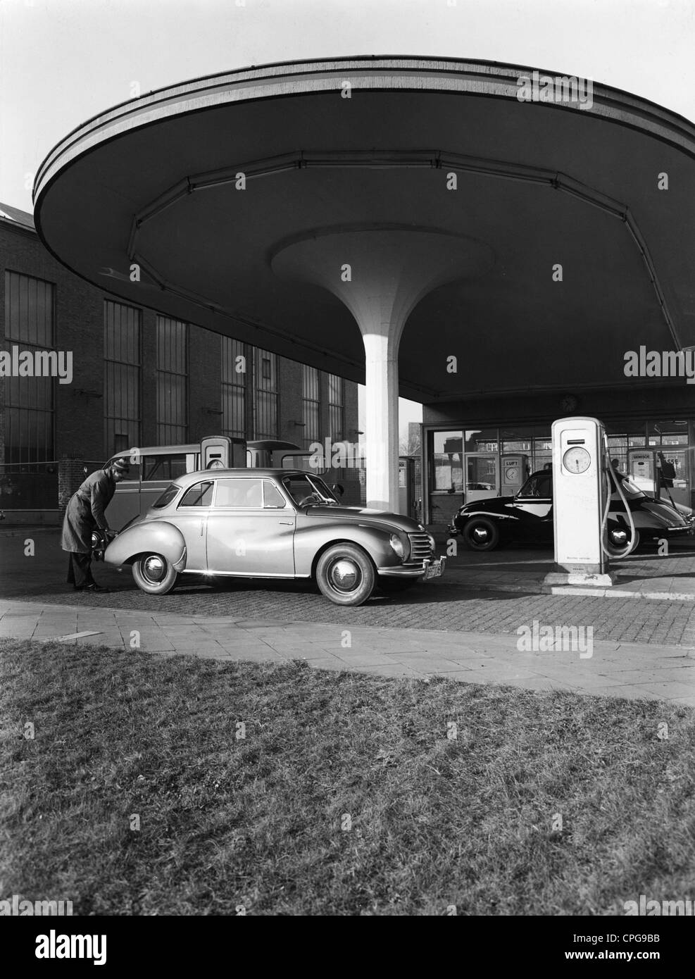 Transport / Transport, Auto, Tankstelle, Mann, der sein DKW F 93 Auto der Auto Union, Deutschland, 1950er, Deutschland, 50er, 20. Jahrhundert, historisch, historisch, Benzinpumpe, Gaspumpe, Benzinpumpen, Tankstellen, Tankstelle, Tankstelle, Tankstellen, Tankstellen, Tankstelle, Tankstelle, Tankstelle, Tankstelle, Autowagen, Automobil, Kraftfahrzeug, Autos, Kraftfahrzeuge, Kraftfahrzeuge, Automobil, Autos, Autos, Autos, Autos, Benzin, Benzin, Menschen-Gas-Brennstoff, Brennstoff, Benzin, Benzin, Benzin, Gas-Gas-Kraftstoff Stockfoto