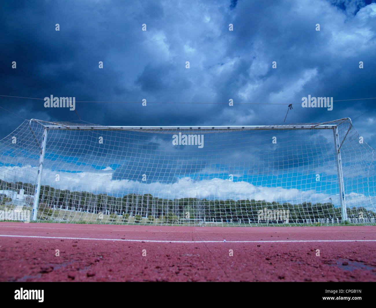 Fußball Netto unter einem stürmischen, bedrohlichen Himmel. Torremolinos, Provinz Malaga, Spanien. Stockfoto