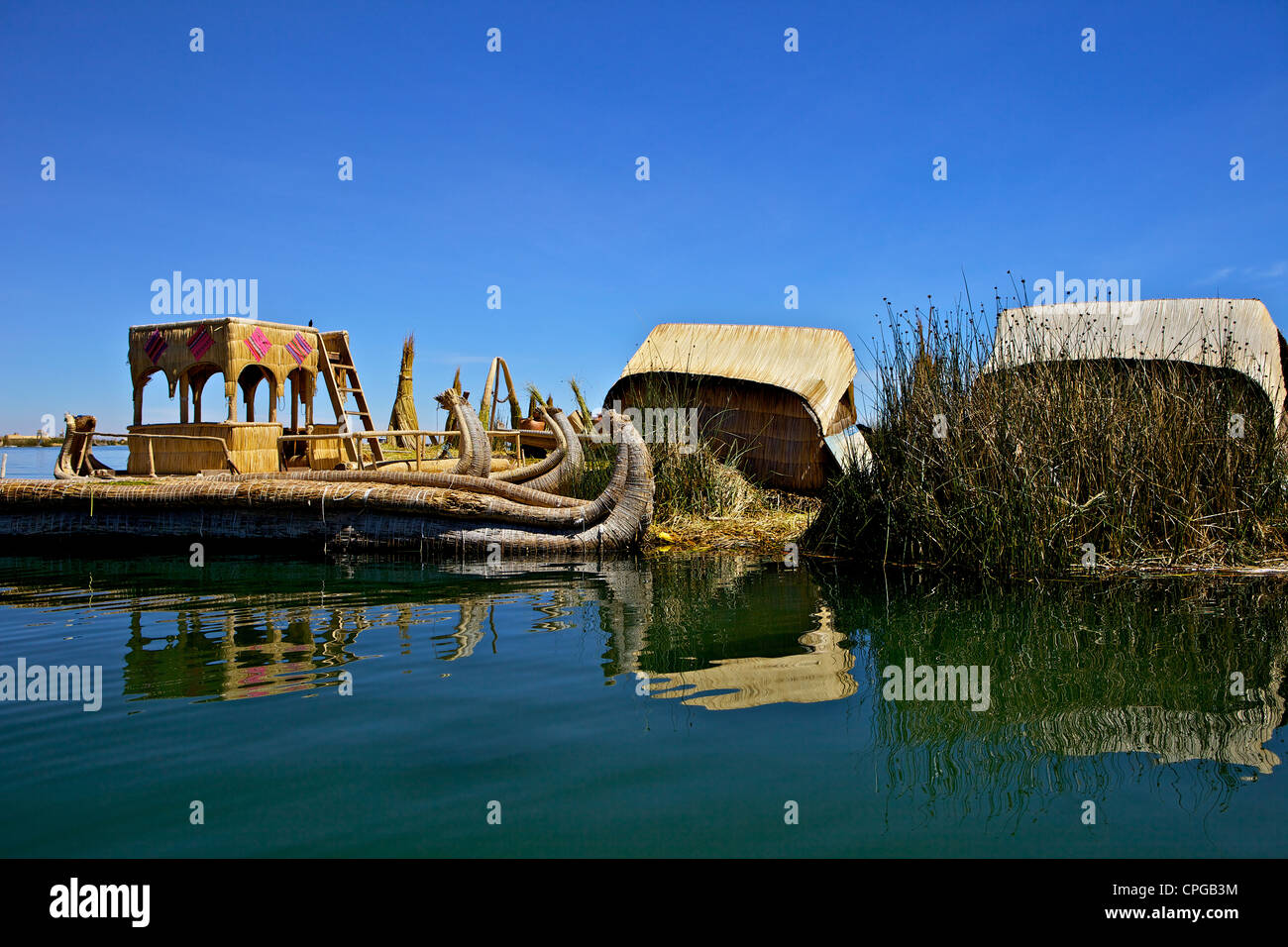 Schwimmende Inseln der Uros Menschen, traditionelle Reed Boote und Reed Häuser, Flotantes, Titicacasee, Peru, Südamerika Stockfoto