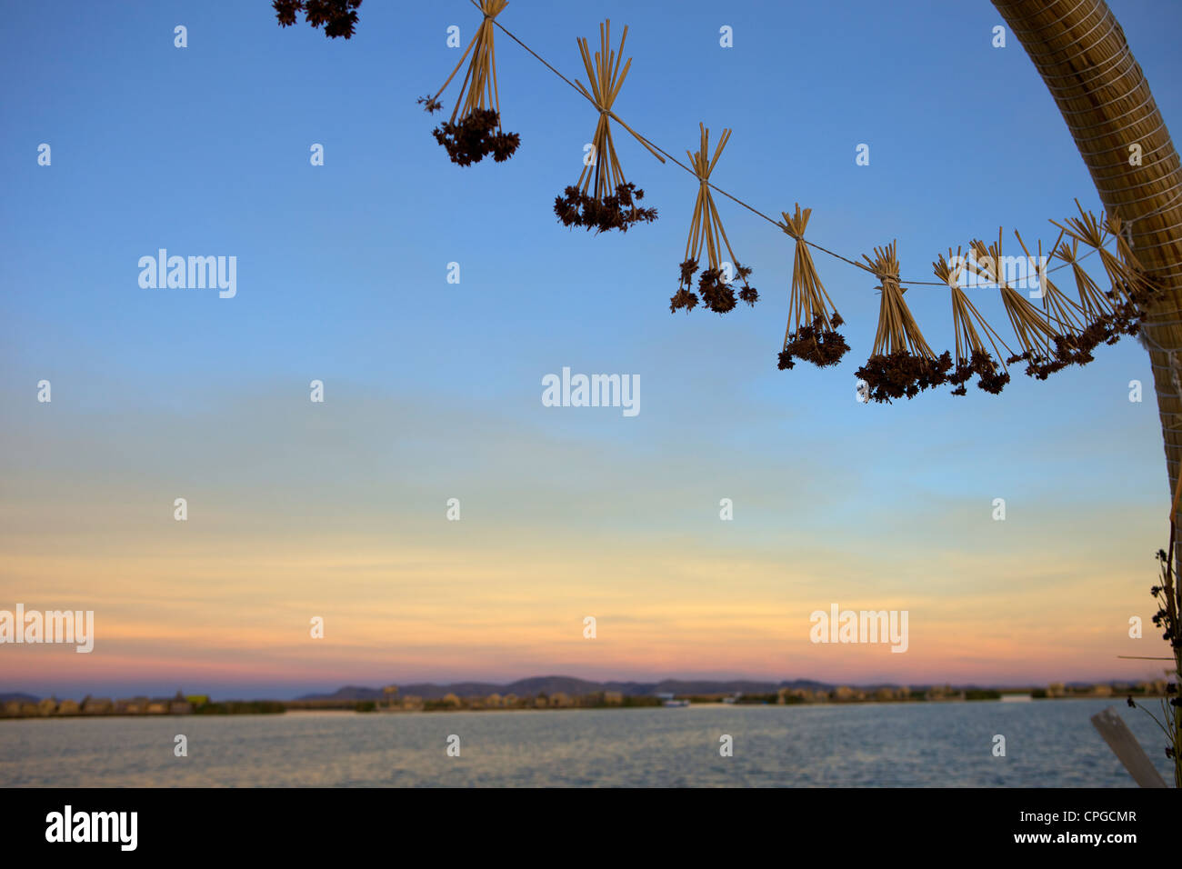 Islas flotantes puno schilf entfernt malerischen himmel stroh flotantes ...