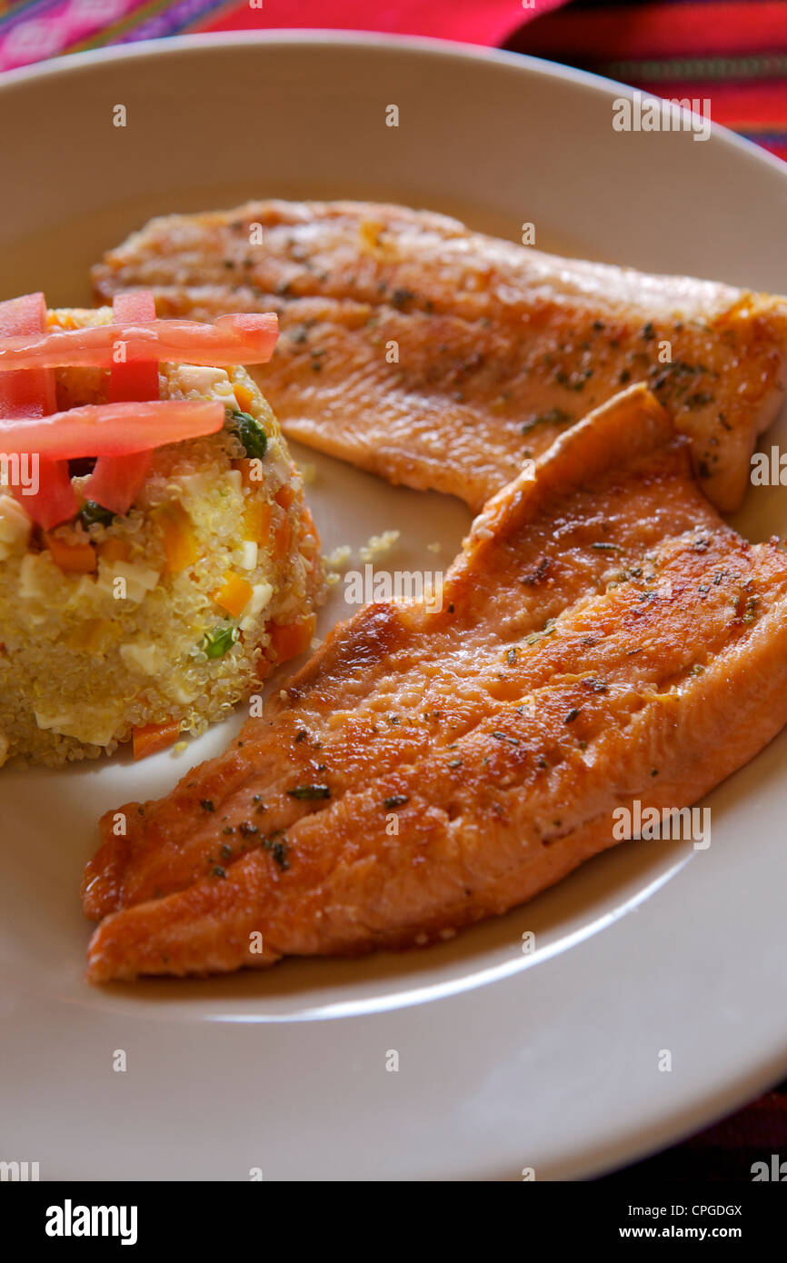 Forellen und Quinoa Gericht, Uros Insel, Titicacasee, Peru, Südamerika Stockfoto