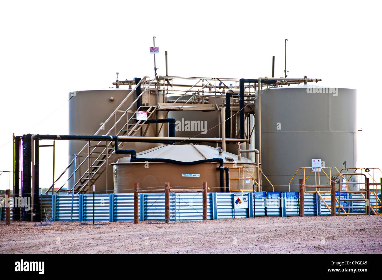 Behandlung und Lagertanks für Wasser von Kondensat in Gas und Öl gut Lage zu trennen. Stockfoto
