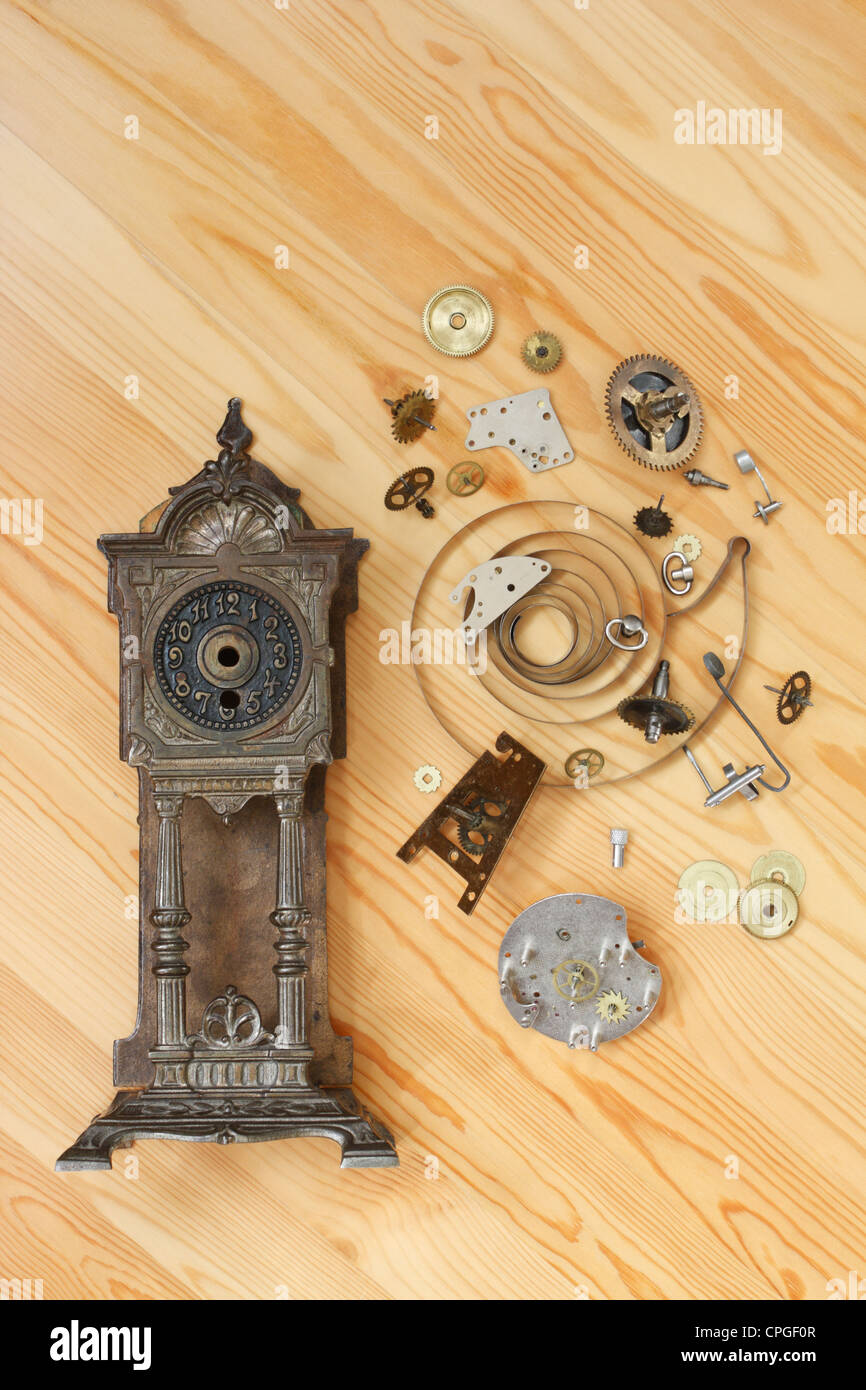 Uhr Teile liegen auf einer Holzoberfläche Stockfoto