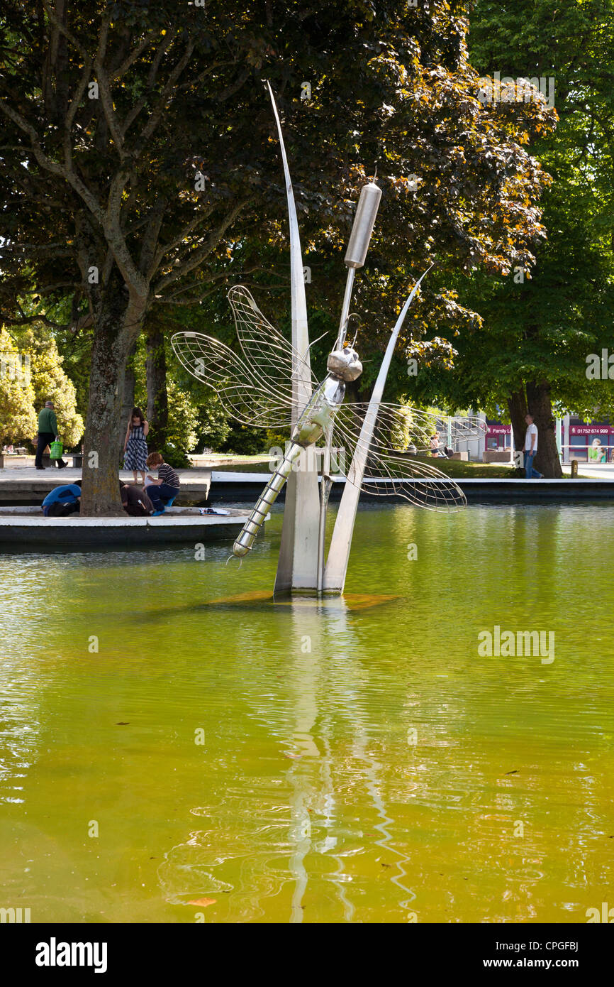 Drachen fliegen und Bull eilen Edelstahlstruktur Statue im Wasserspiel im Plymouth Town Center. Stockfoto