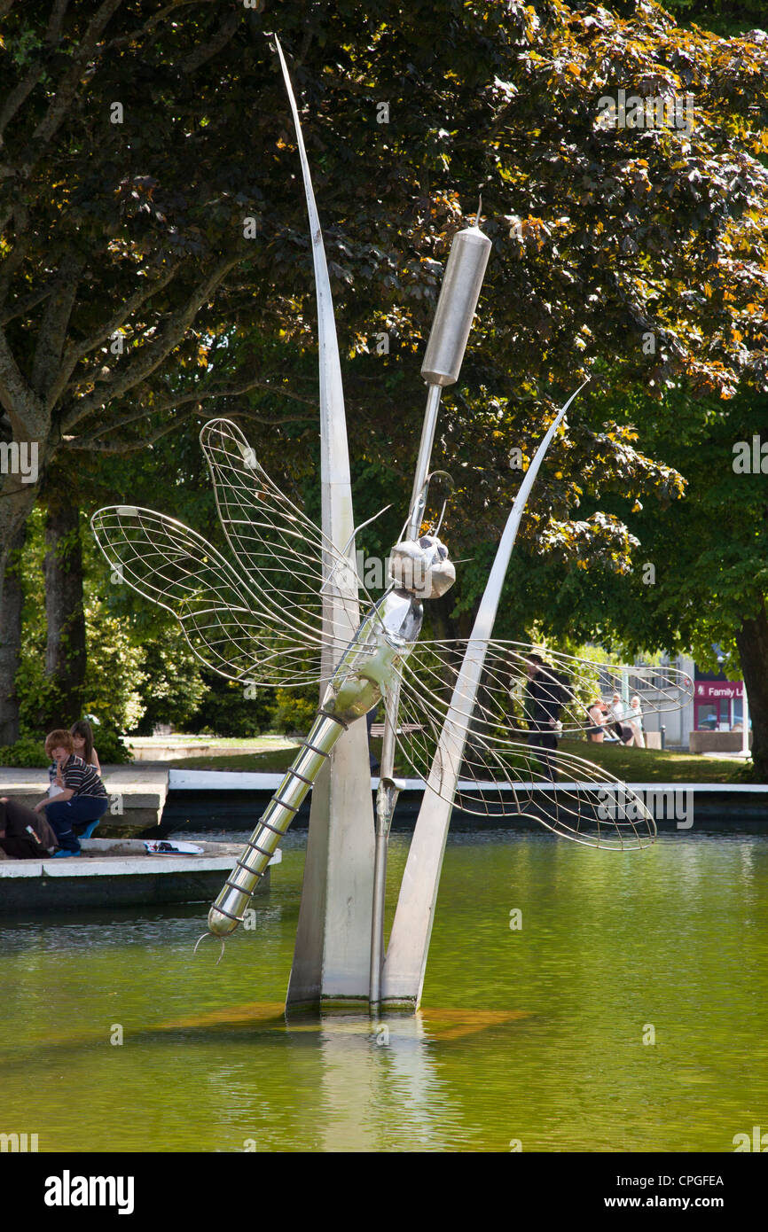 Drachen fliegen und Bull eilen Edelstahlstruktur Statue im Wasserspiel im Plymouth Town Center. Stockfoto