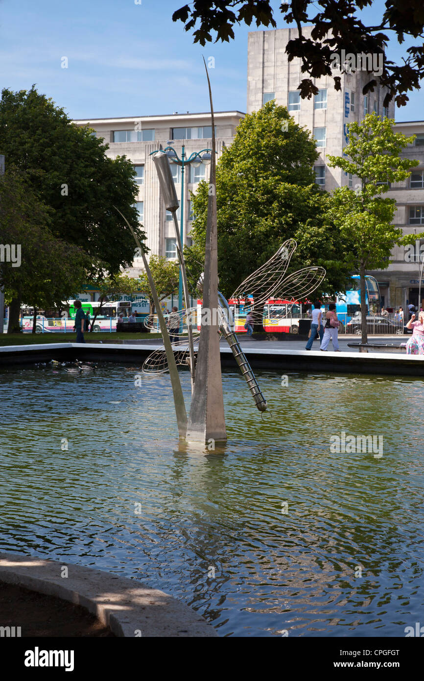 Drachen fliegen und Bull eilen Edelstahlstruktur Statue im Wasserspiel im Plymouth Town Center. Stockfoto