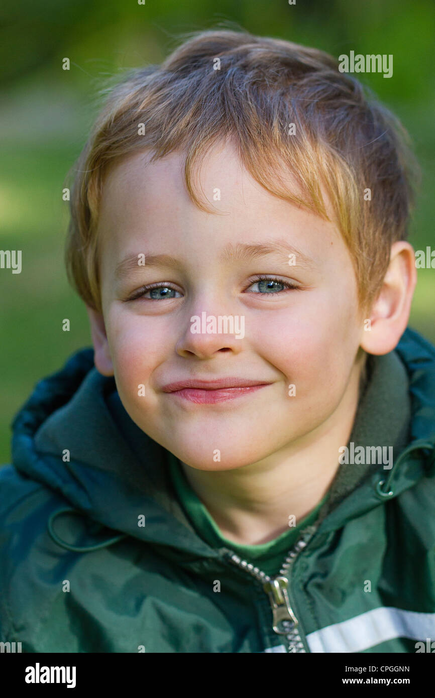 Hübscher Junge mit blauen Augen Lächeln Stockfotografie Alamy
