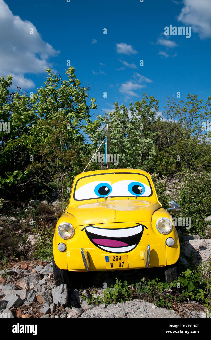 Neuheit-gelbe Auto Werbung, Restaurant, Ardeche, Frankreich Stockfoto