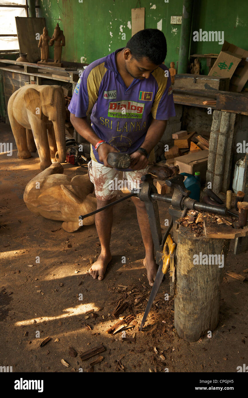 Sri Lanka Holzschnitzer machen Holzstatue des asiatischen Elefanten, The Factory, Polonnaruwa, Sri Lanka, Asien Stockfoto