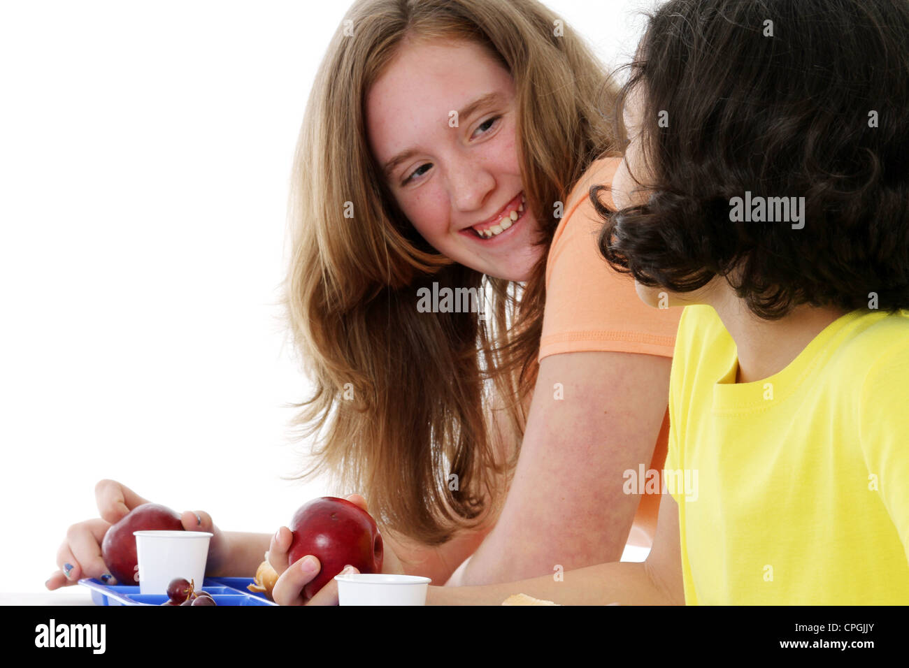 Kinder essen ihr Mittagessen gemeinsam in der Schule Stockfoto