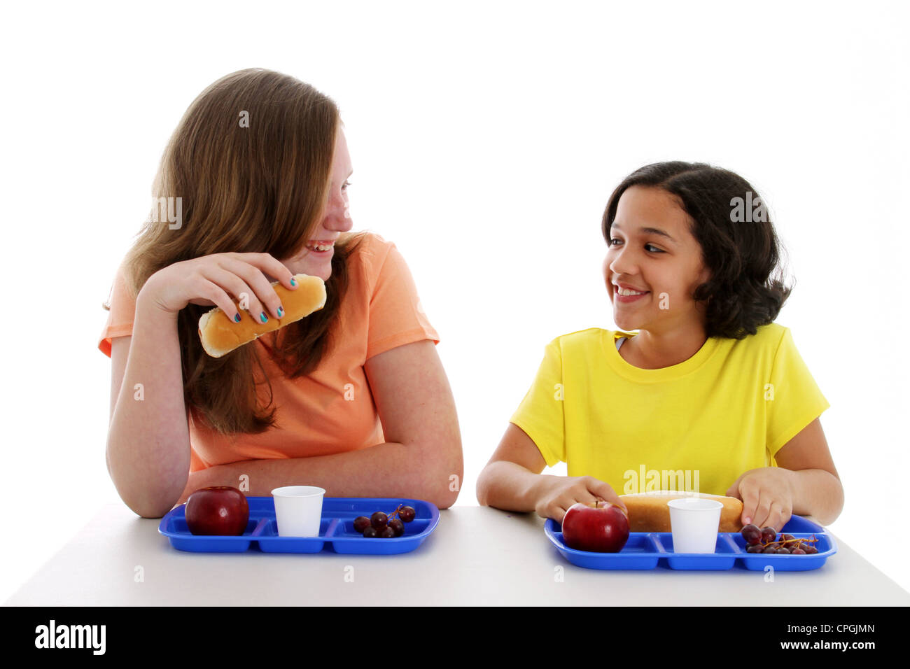 Kinder essen ihr Mittagessen gemeinsam in der Schule Stockfoto