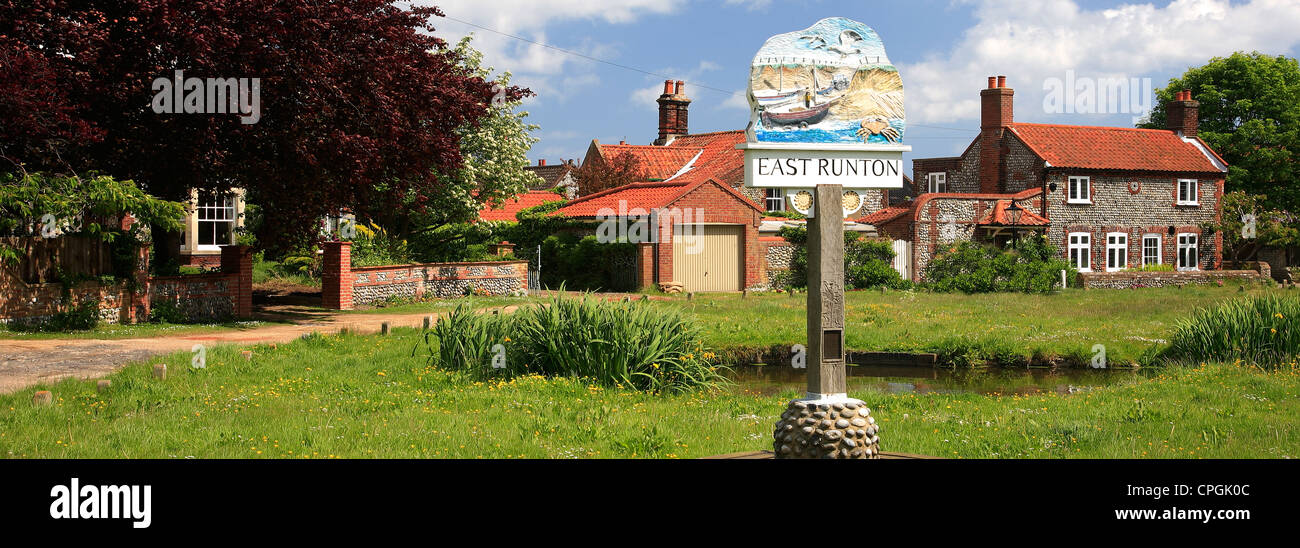 Ost-Runton Ortsschild auf dem Dorfplatz, North Norfolk Küste; England; UK Stockfoto