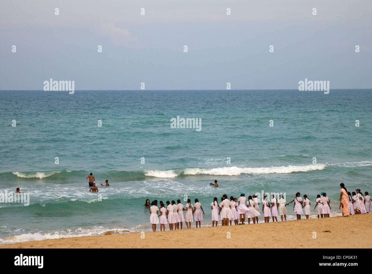 Schulmädchen auf den Strand, Nilaveli, Trincomalee, Sri Lanka, Asien Stockfoto
