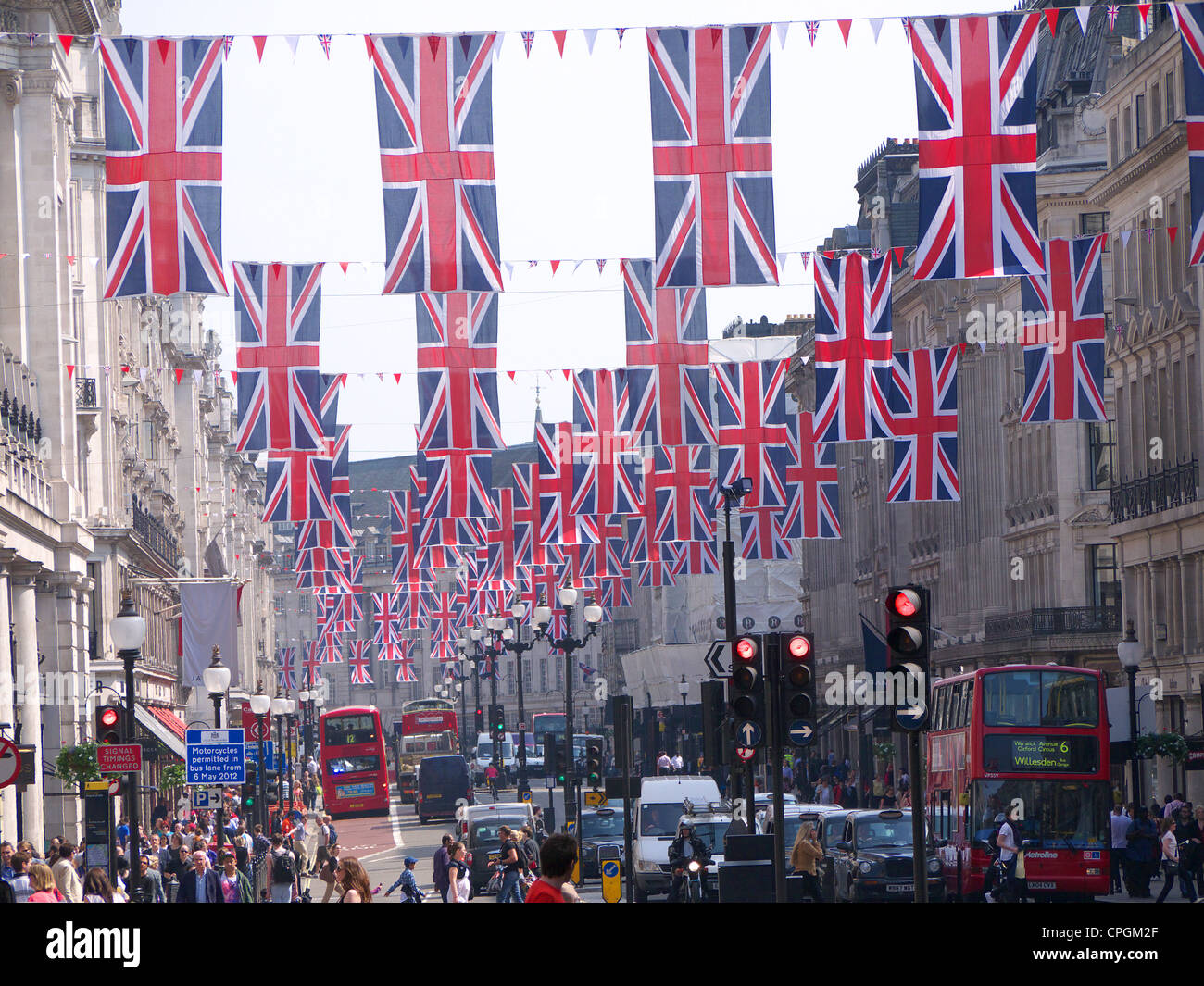 Blick in Richtung der vielen Union Jack-Flaggen hängen oben Regent Street in London für der Königin Diamond Jubilee 2012 Stockfoto