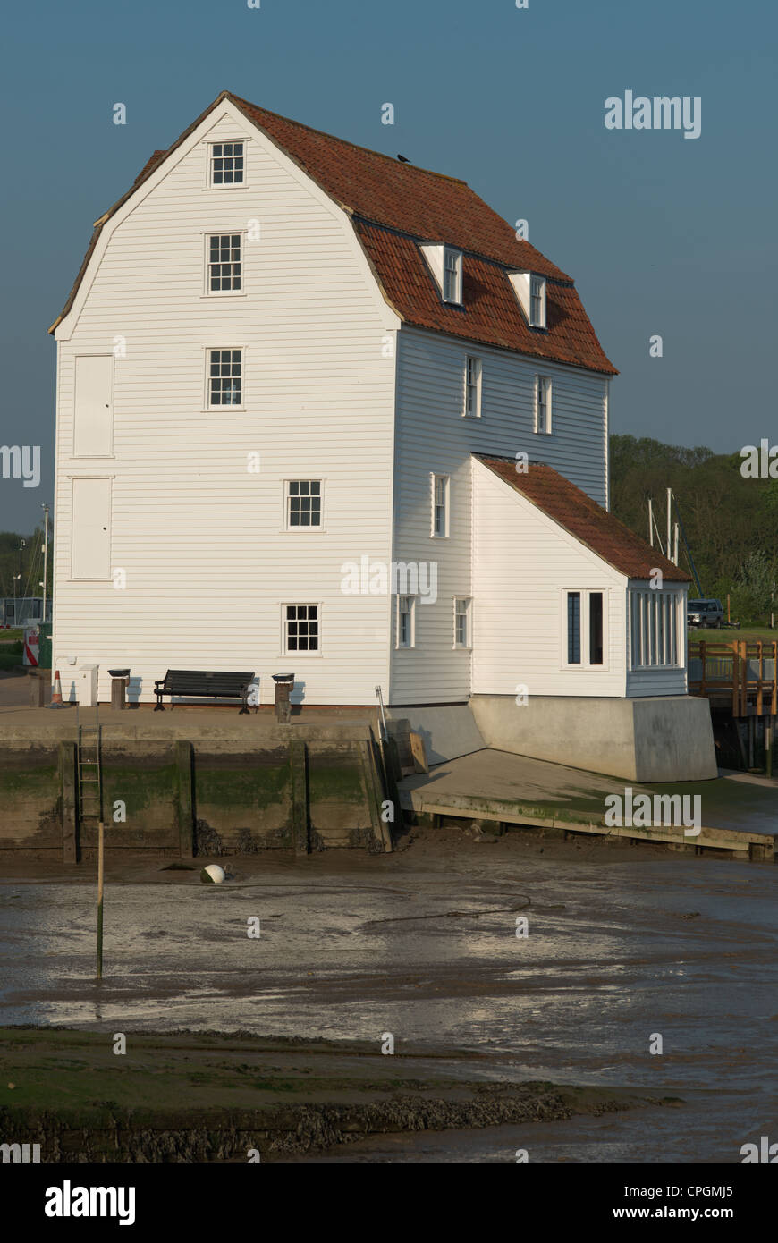 Gezeiten Sie-Mühle bei Woodbridge am Ufer der Mündung des Flusses Deben. England. Stockfoto
