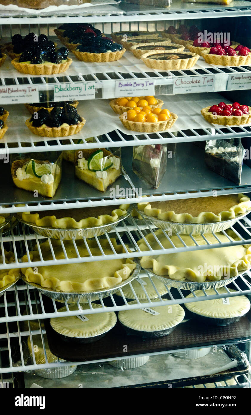 Display Kühlschrank von Torten, Kuchen und Torten in Granville Island Public Market, Vancouver, BC, Kanada Stockfoto